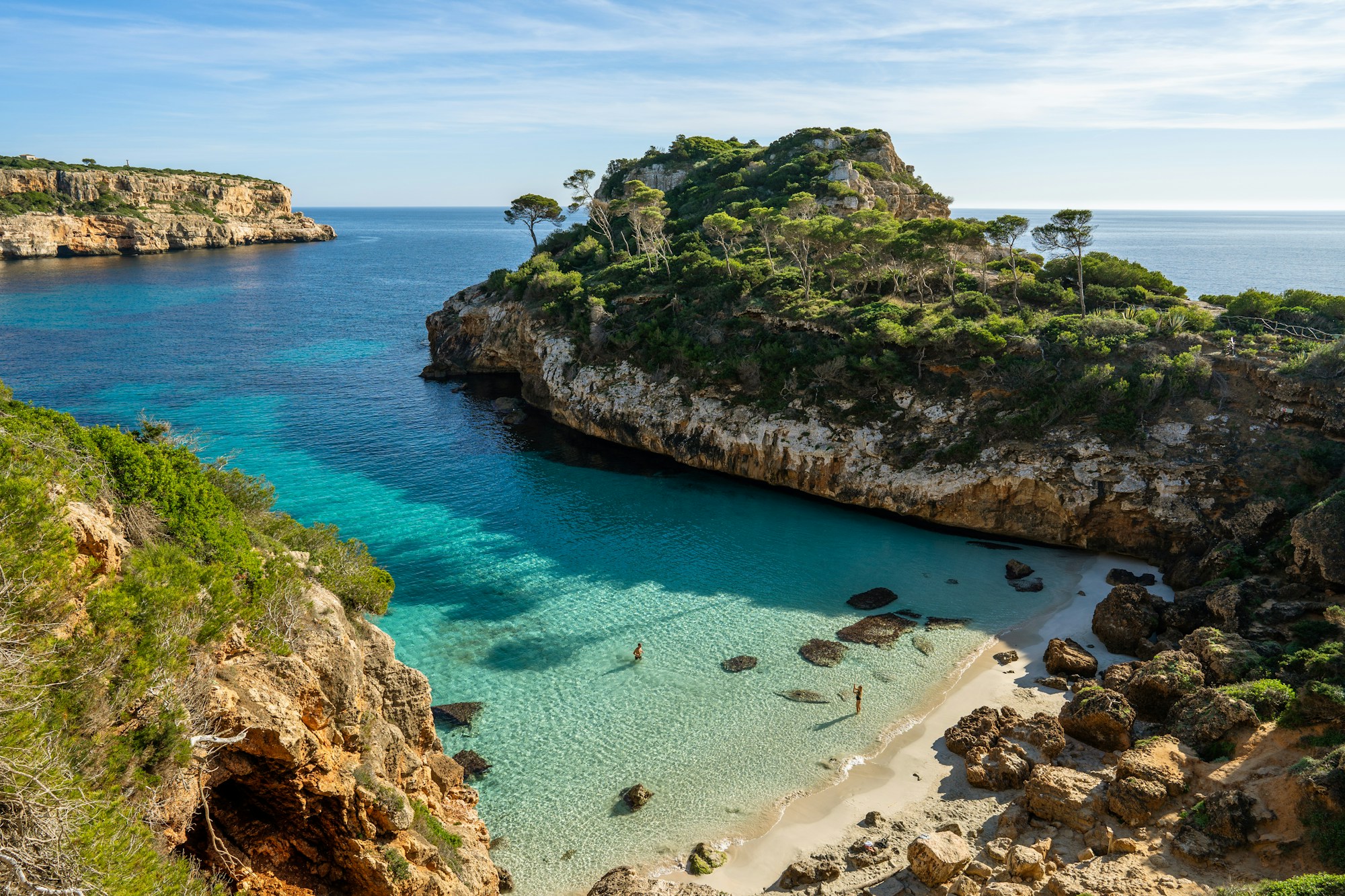 Mallorcas ruhige Küste und türkisfarbenes Meer